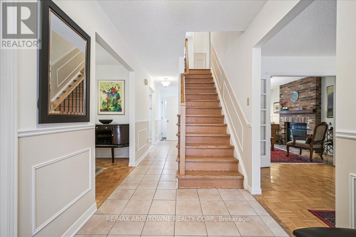 2132 Argon Court, Burlington, Ontario  L7R 4E6 - Photo 6 - W12853108