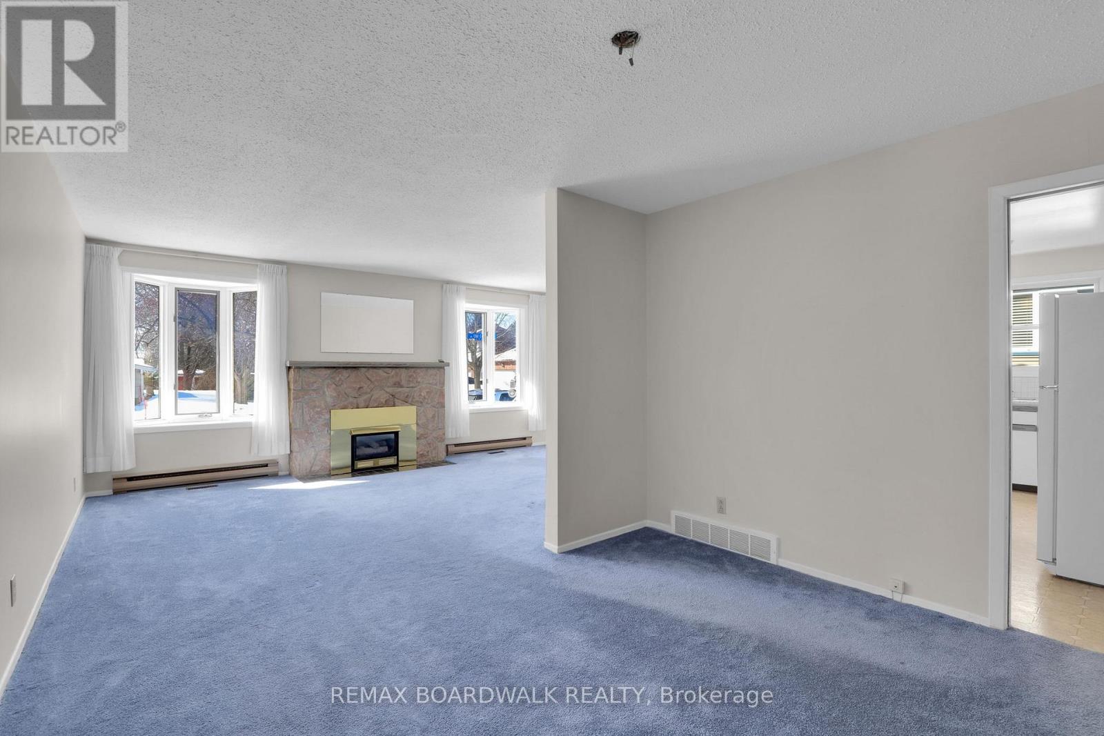 116 Old Colony Road, Ottawa, Ontario  K2L 1M2 - Photo 3 - X12849386