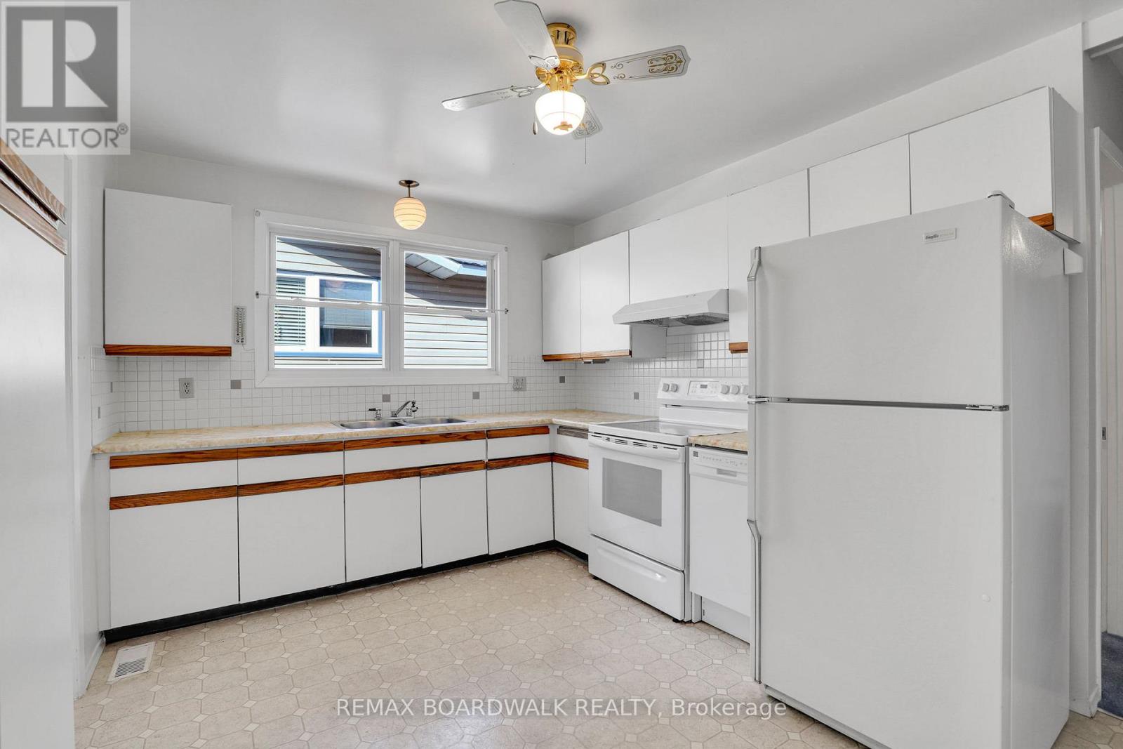 116 Old Colony Road, Ottawa, Ontario  K2L 1M2 - Photo 4 - X12849386