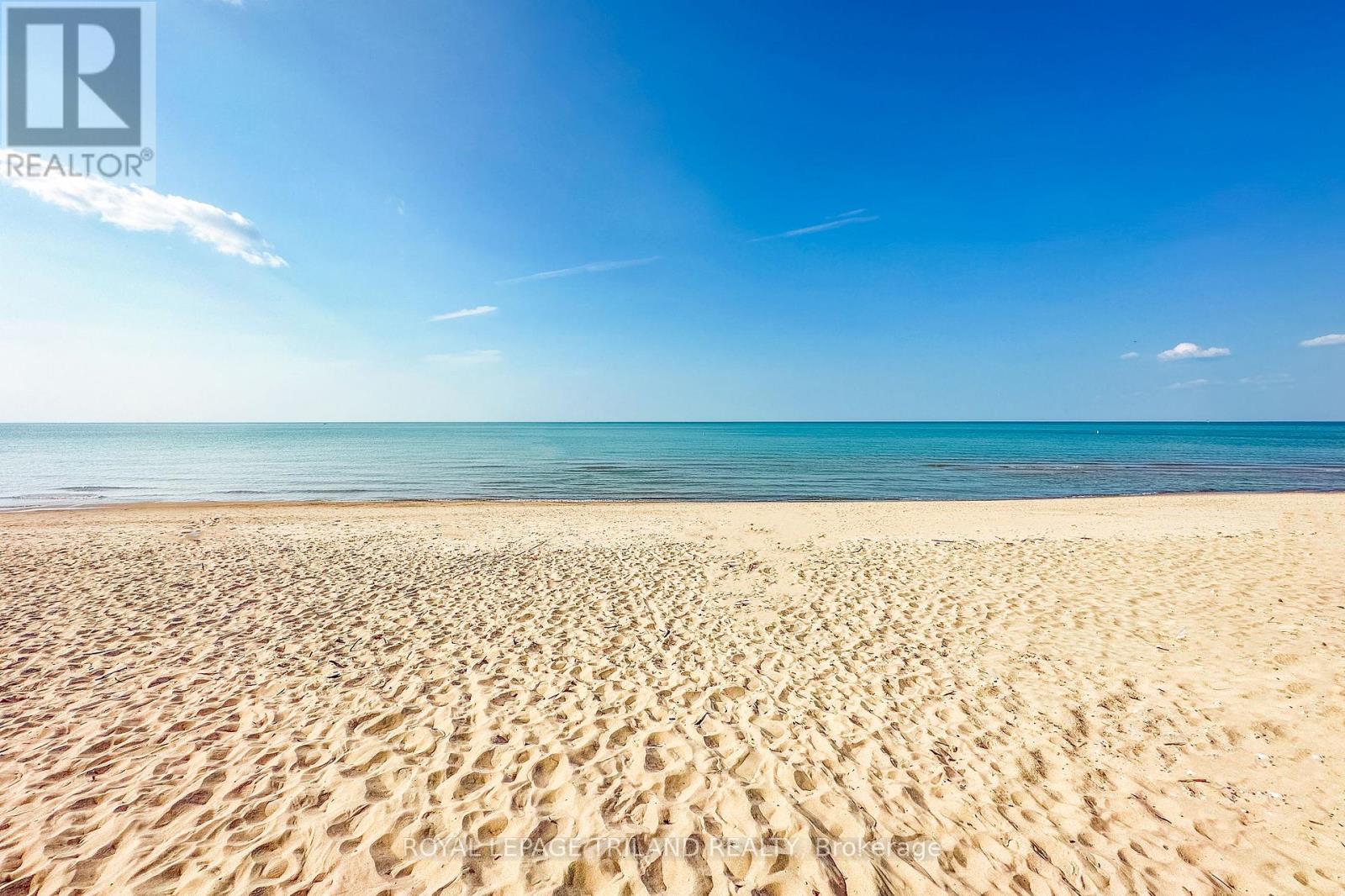 10328 Pinetree Drive, Lambton Shores, Ontario  N0M 1T0 - Photo 10 - X12854244