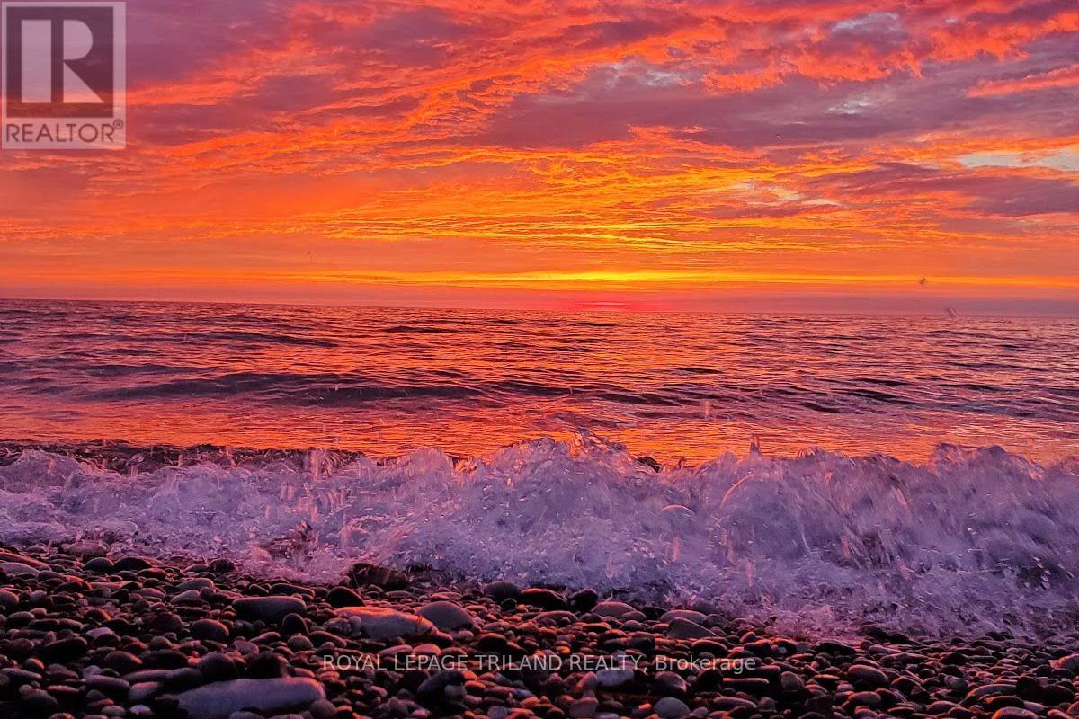 10328 Pinetree Drive, Lambton Shores, Ontario  N0M 1T0 - Photo 12 - X12854244