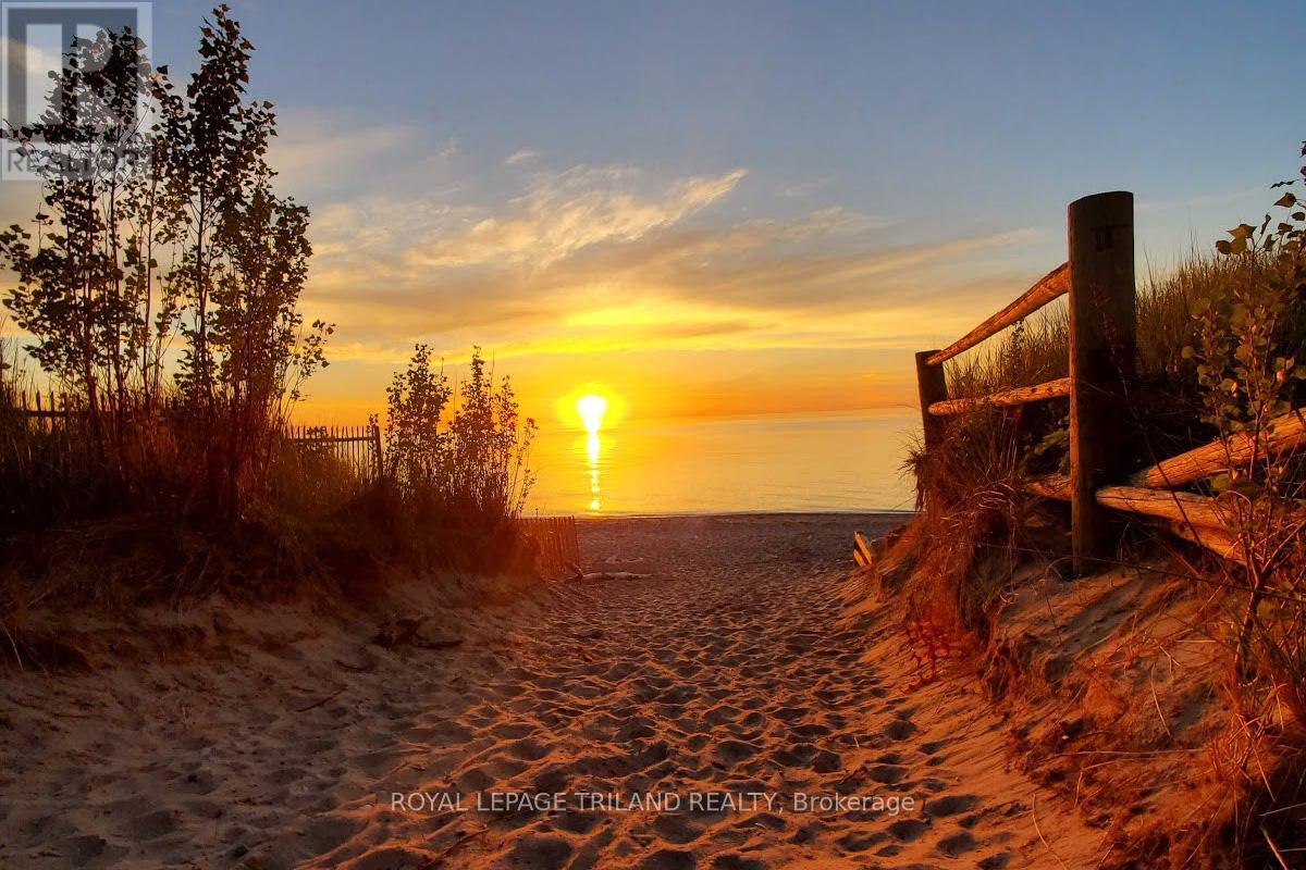 10328 Pinetree Drive, Lambton Shores, Ontario  N0M 1T0 - Photo 9 - X12854244