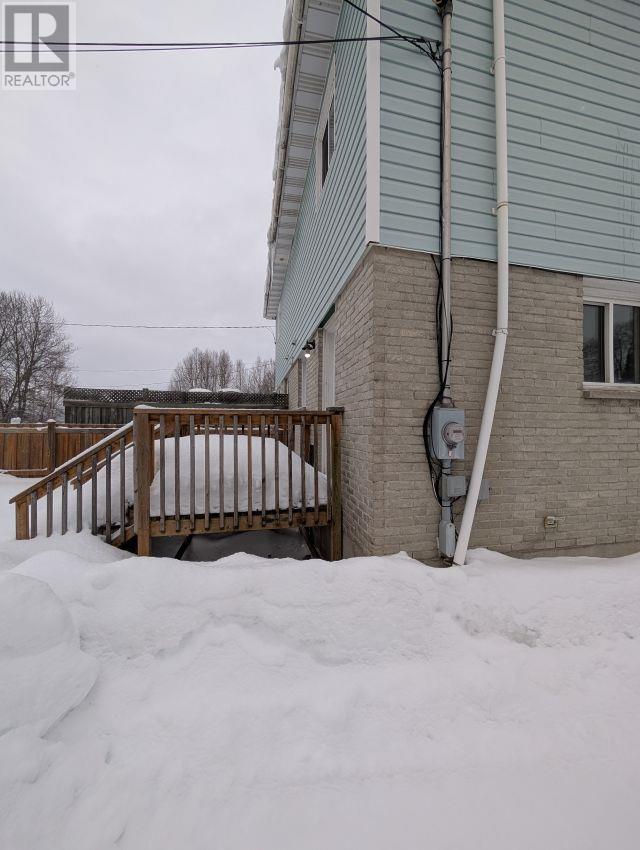 33 Winnipeg St S, White River, Ontario  P0M 3G0 - Photo 2 - SM260425