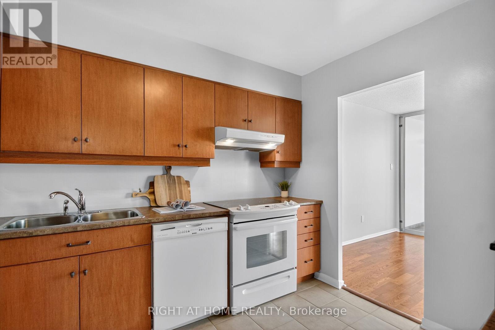 808 - 2759 Carousel Crescent, Ottawa, Ontario  K1T 2N5 - Photo 10 - X12853916