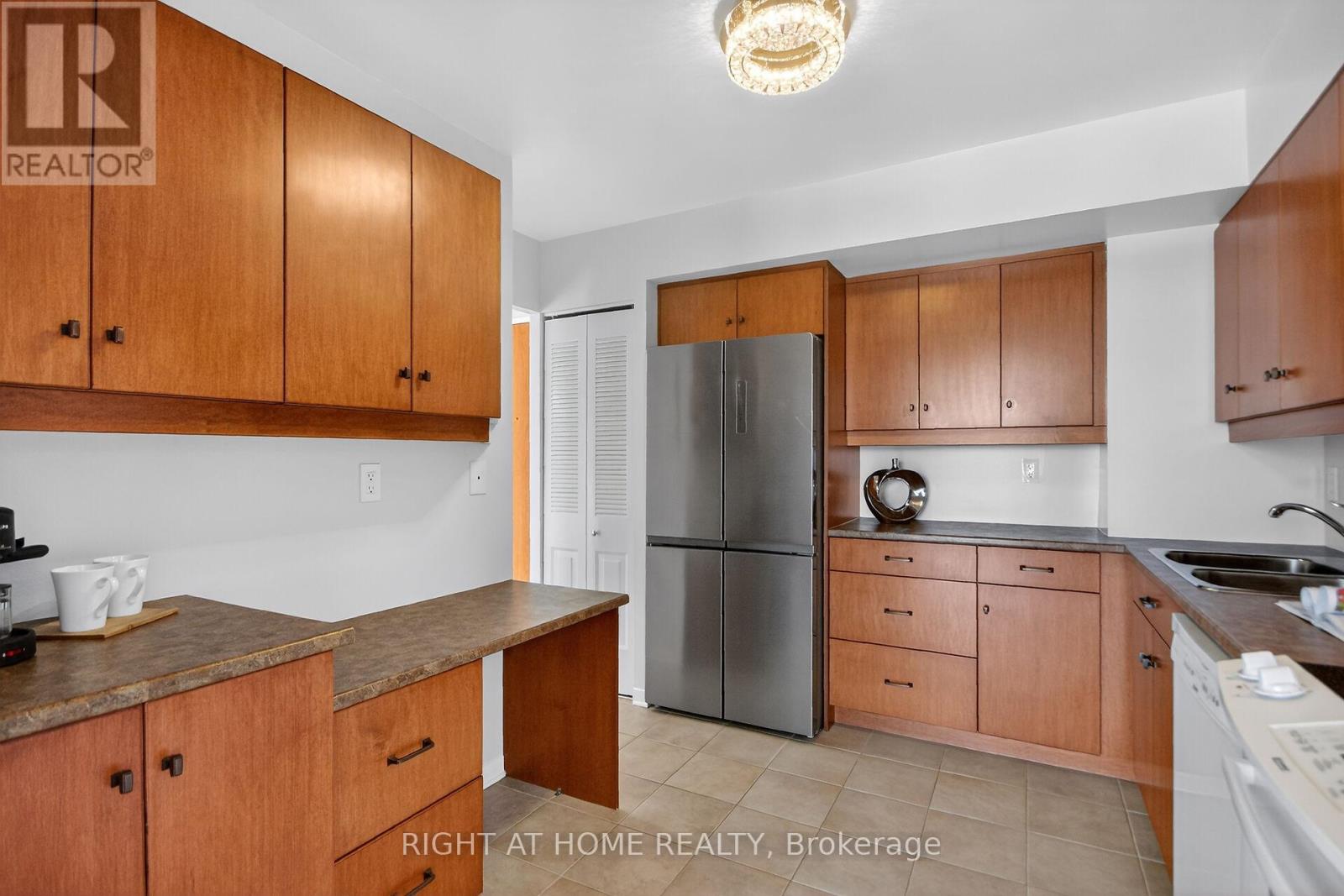 808 - 2759 Carousel Crescent, Ottawa, Ontario  K1T 2N5 - Photo 11 - X12853916