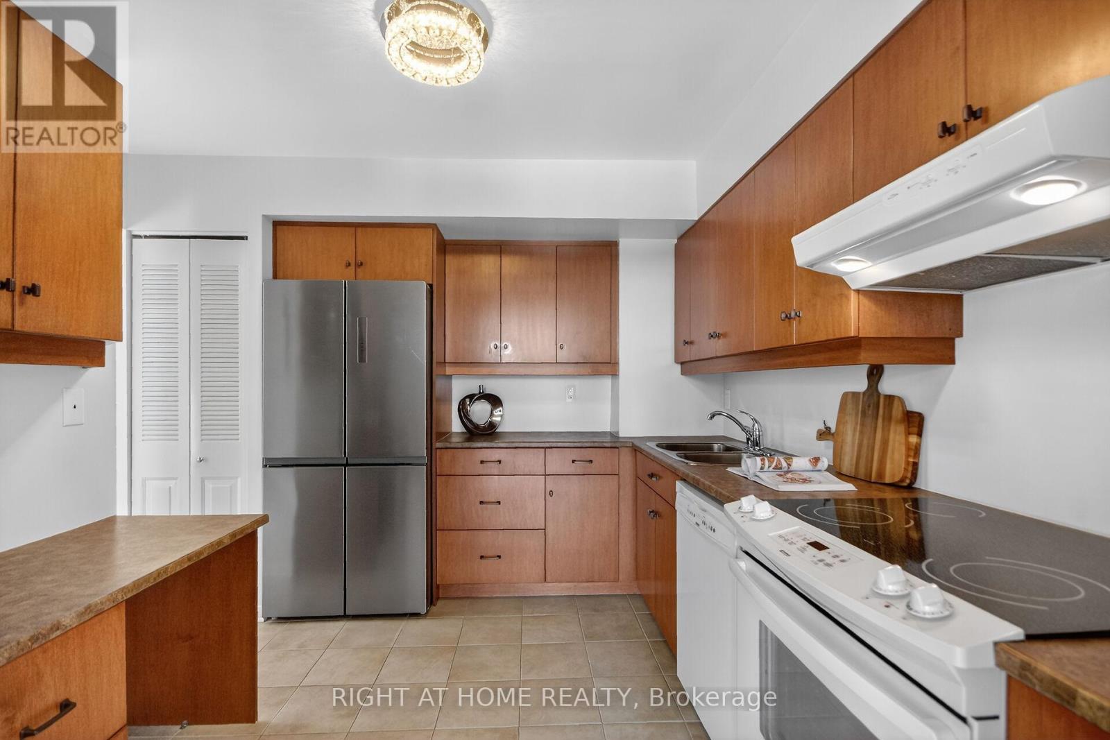 808 - 2759 Carousel Crescent, Ottawa, Ontario  K1T 2N5 - Photo 9 - X12853916