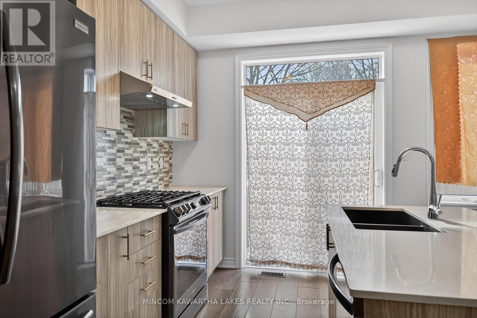 348 Okanagan Path, Oshawa, Ontario  L1H 0A7 - Photo 10 - E12854120