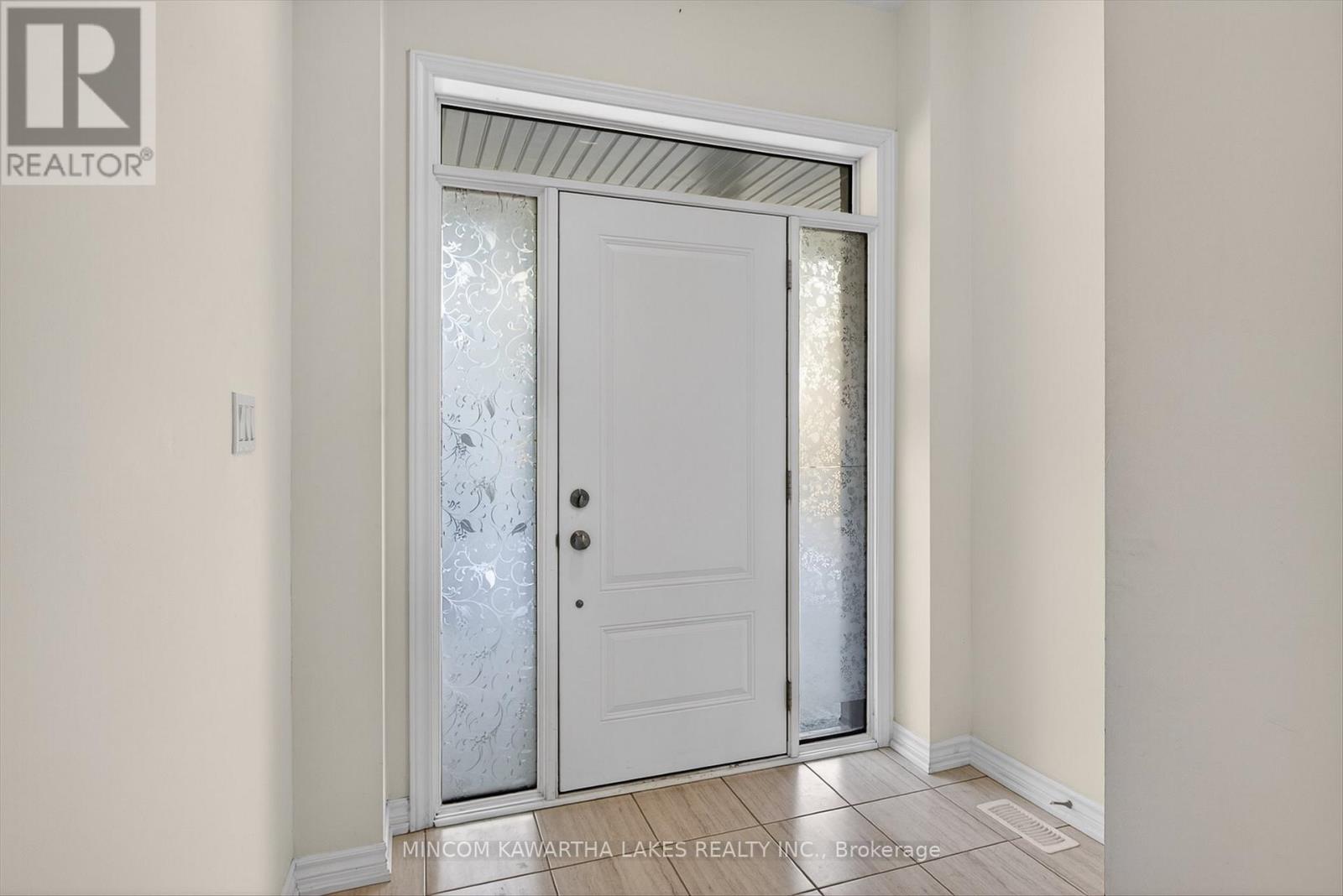 348 Okanagan Path, Oshawa, Ontario  L1H 0A7 - Photo 5 - E12854120