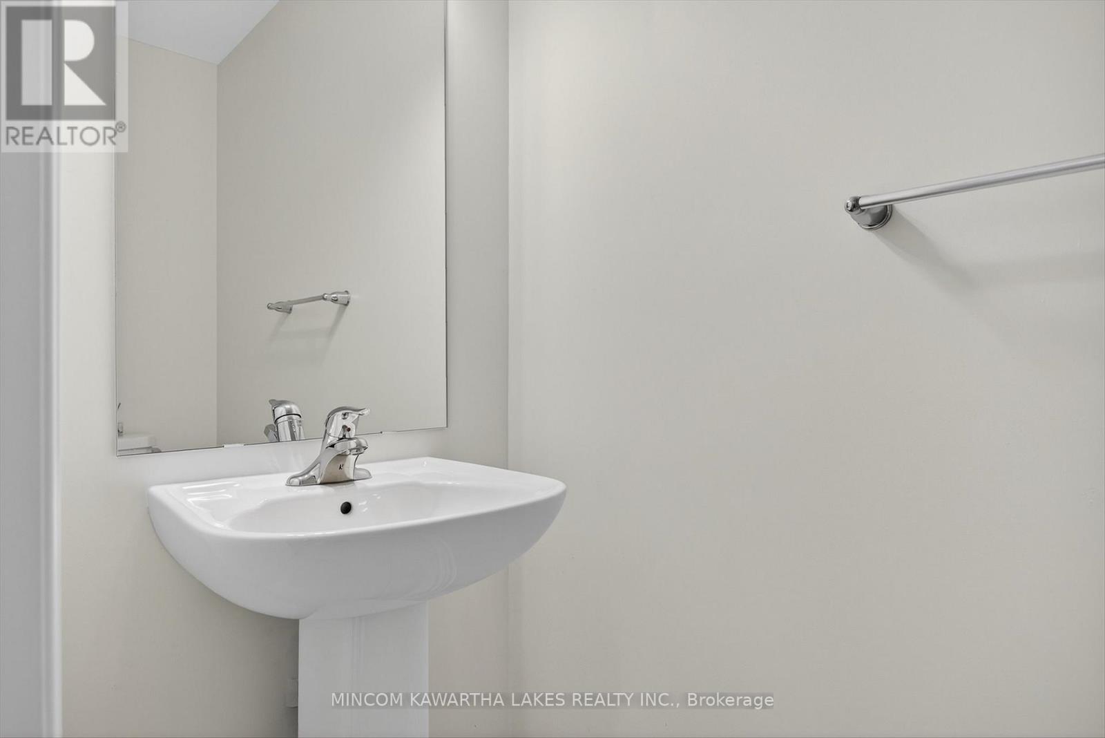 348 Okanagan Path, Oshawa, Ontario  L1H 0A7 - Photo 7 - E12854120