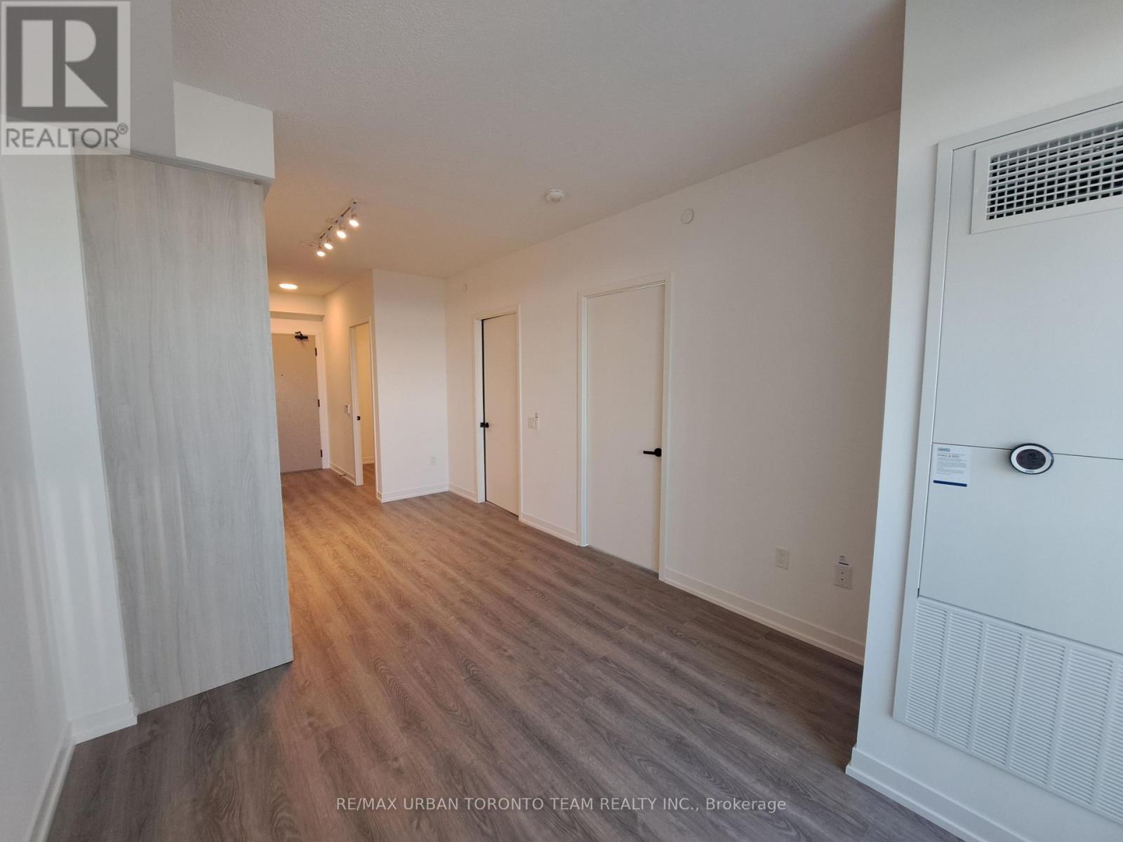 2110 - 8 Interchange Way, Vaughan (Vaughan Corporate Centre), Ontario  L4K 5Z7 - Photo 3 - N12854220