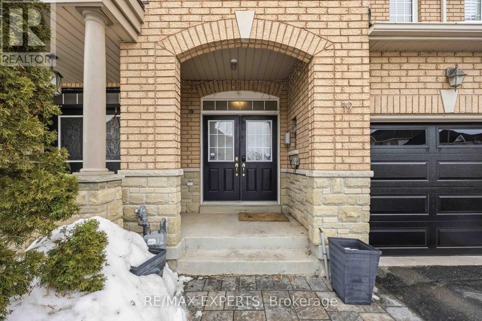 19 Shelbourne Drive, Vaughan (Vellore Village), Ontario  L4H 0K6 - Photo 2 - N12854166