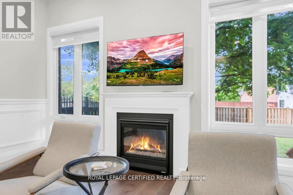 185 Burloak Drive, Oakville, Ontario  L6L 6S7 - Photo 12 - W12854104