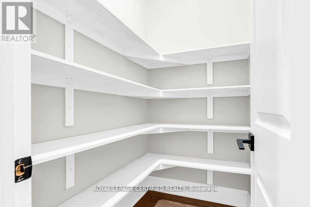 185 Burloak Drive, Oakville, Ontario  L6L 6S7 - Photo 18 - W12854104