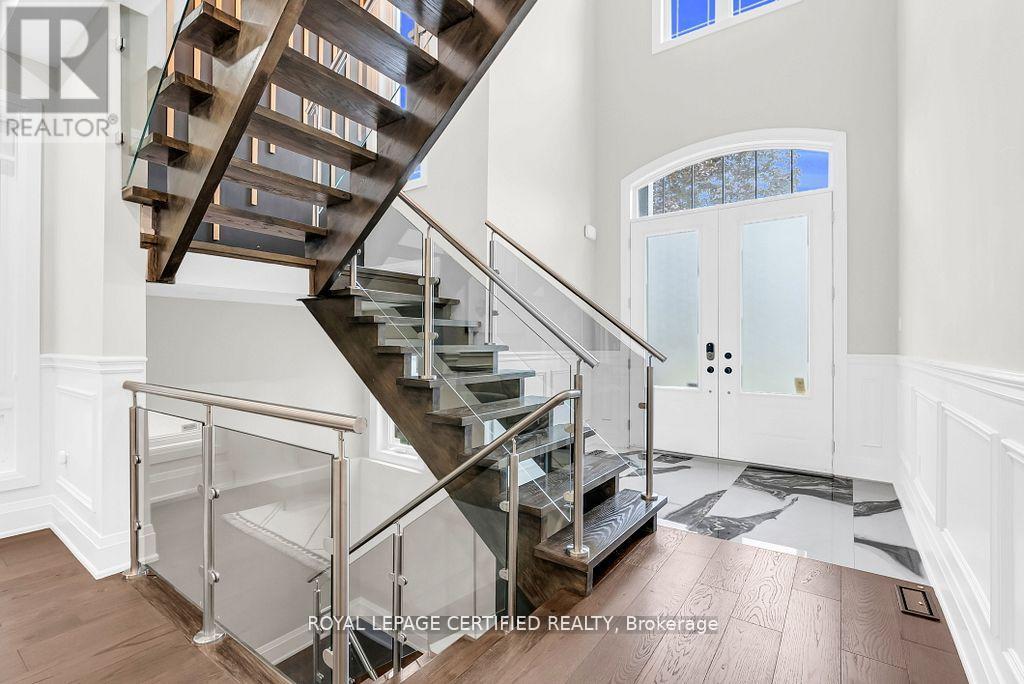 185 Burloak Drive, Oakville, Ontario  L6L 6S7 - Photo 4 - W12854104