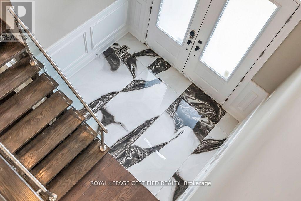 185 Burloak Drive, Oakville, Ontario  L6L 6S7 - Photo 5 - W12854104