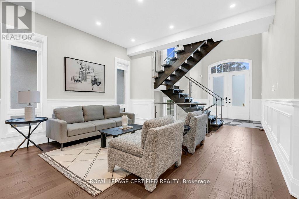 185 Burloak Drive, Oakville, Ontario  L6L 6S7 - Photo 7 - W12854104