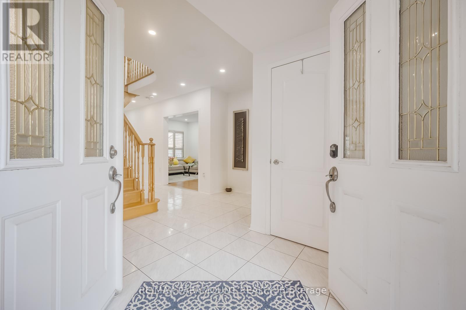 6371 Ormindale Way, Mississauga (East Credit), Ontario  L5V 1J2 - Photo 6 - W12854162