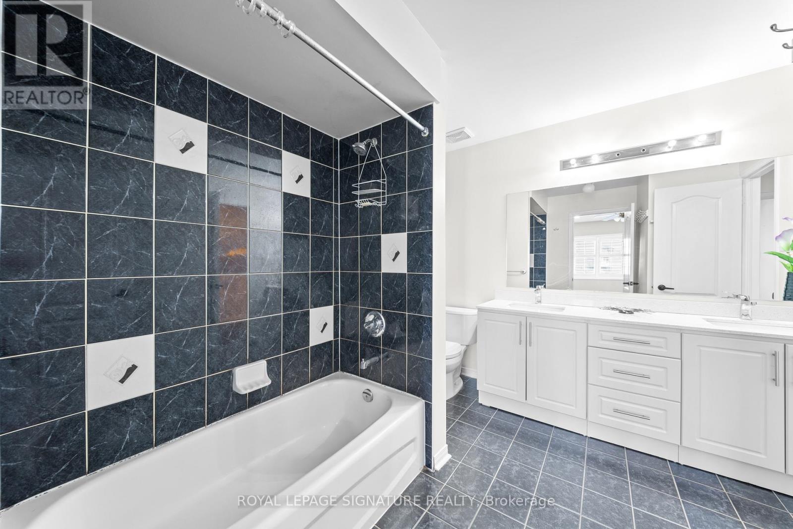 16 Newark Way, Brampton (Fletcher's Meadow), Ontario  L7A 2V1 - Photo 27 - W12854130