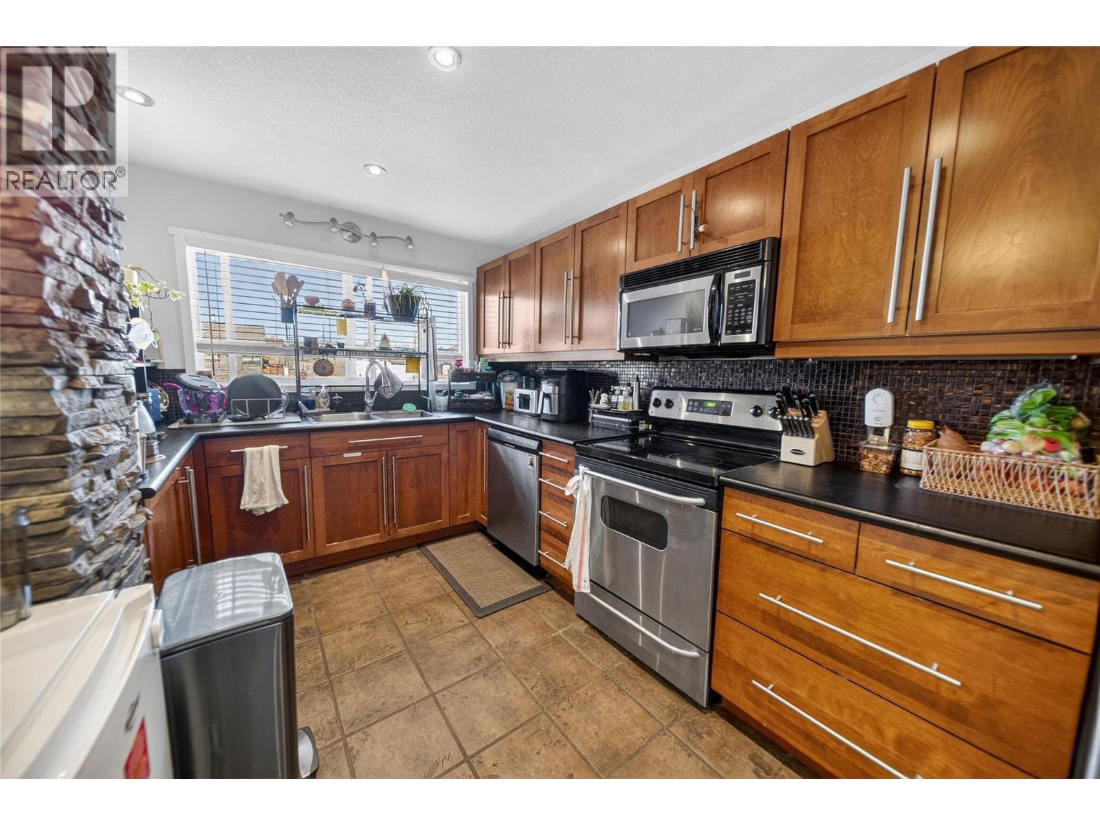 511 3rd Street Nw, Cranbrook, British Columbia V1C 3Z5 - Photo 2 - 10375816