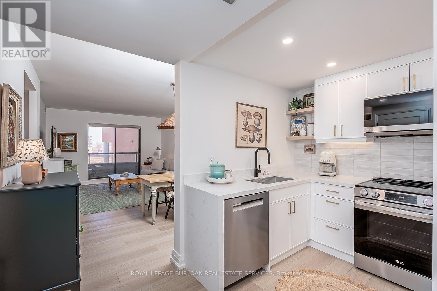 303 - 102 Bronte Road, Oakville, Ontario  L6L 6J5 - Photo 8 - W12850600