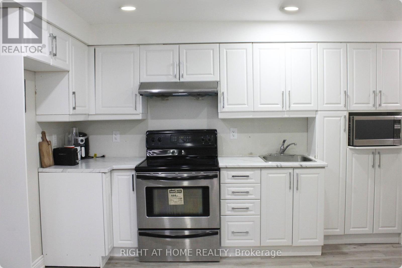 Bsmt - 347 Bristol Road W, Mississauga (Hurontario), Ontario  L5R 3R7 - Photo 8 - W12854378