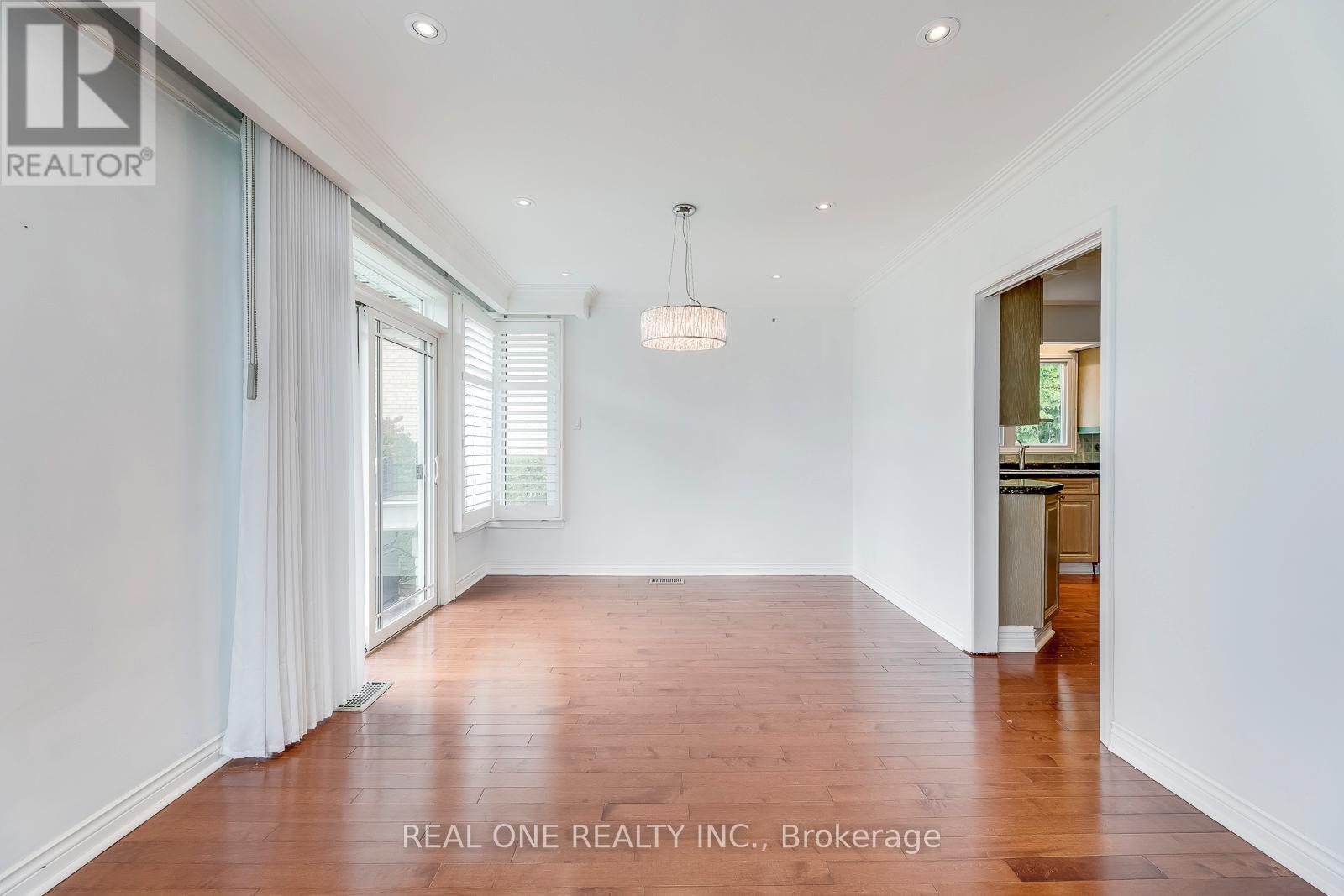 2181 Courtland Drive, Burlington, Ontario  L7R 1S2 - Photo 11 - W12854460