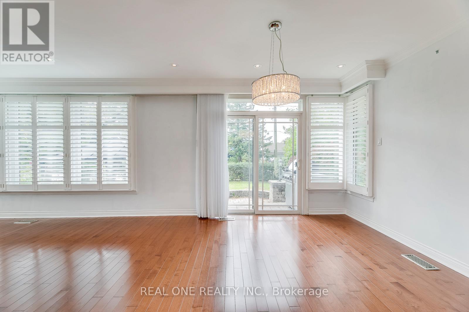 2181 Courtland Drive, Burlington, Ontario  L7R 1S2 - Photo 12 - W12854460