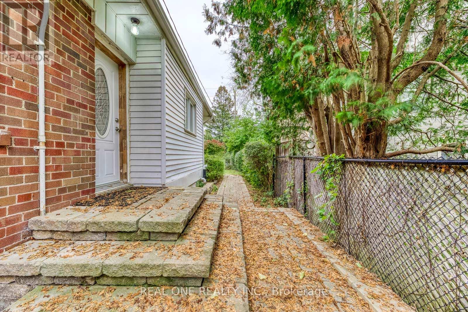 2181 Courtland Drive, Burlington, Ontario  L7R 1S2 - Photo 35 - W12854460