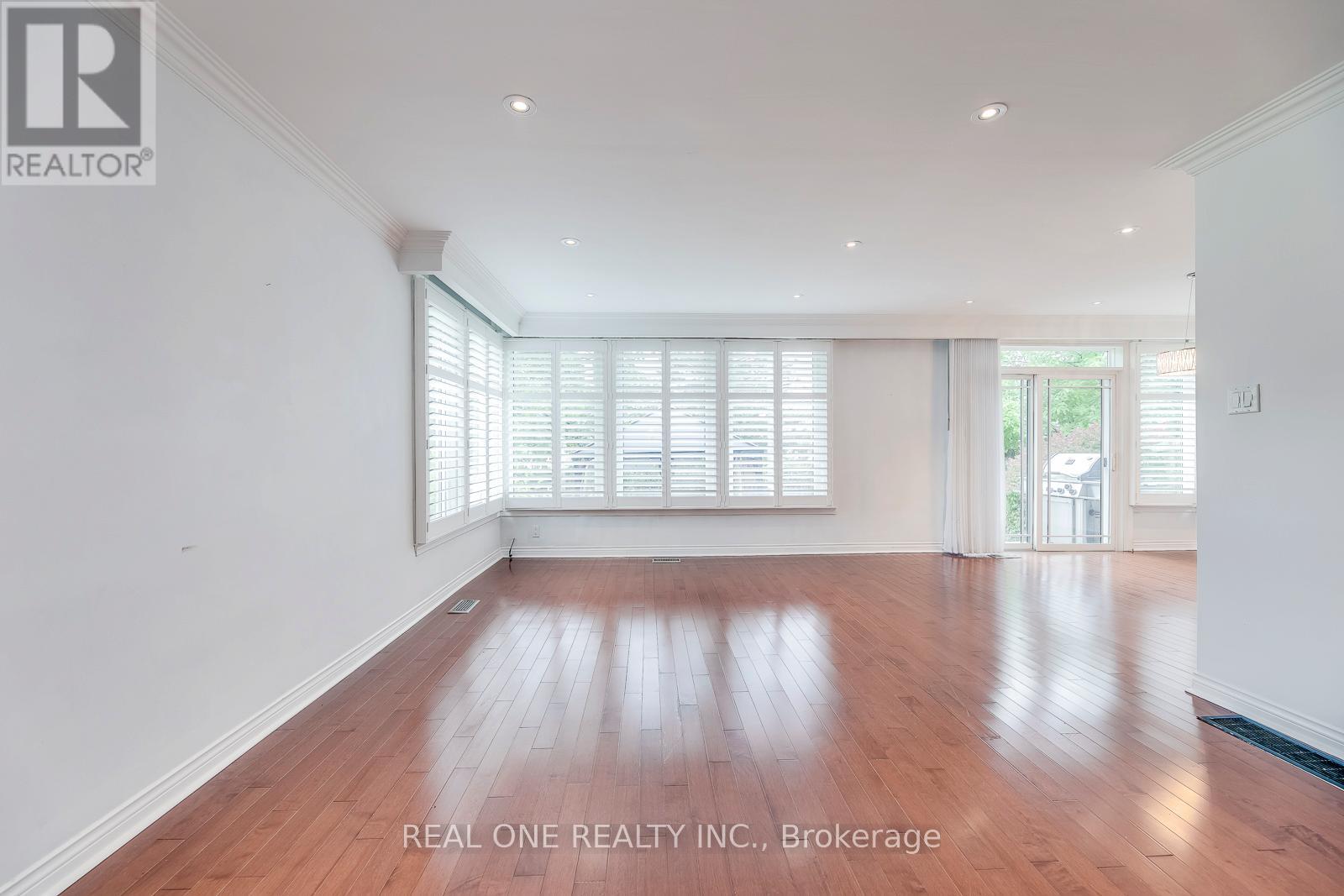 2181 Courtland Drive, Burlington, Ontario  L7R 1S2 - Photo 6 - W12854460