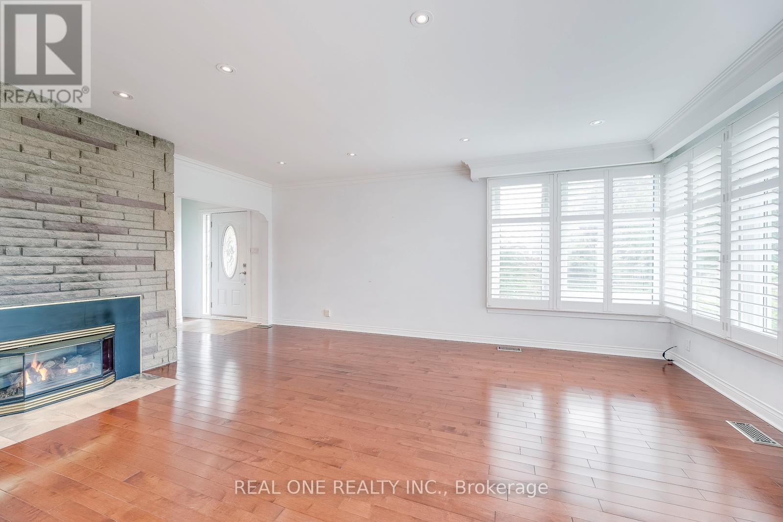 2181 Courtland Drive, Burlington, Ontario  L7R 1S2 - Photo 9 - W12854460