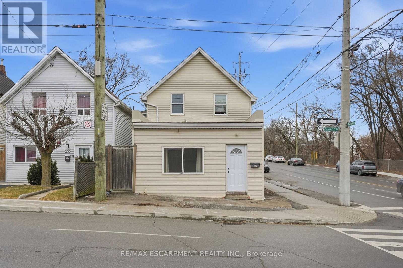 BACHELOR - 237 QUEEN STREET N, Hamilton, Ontario