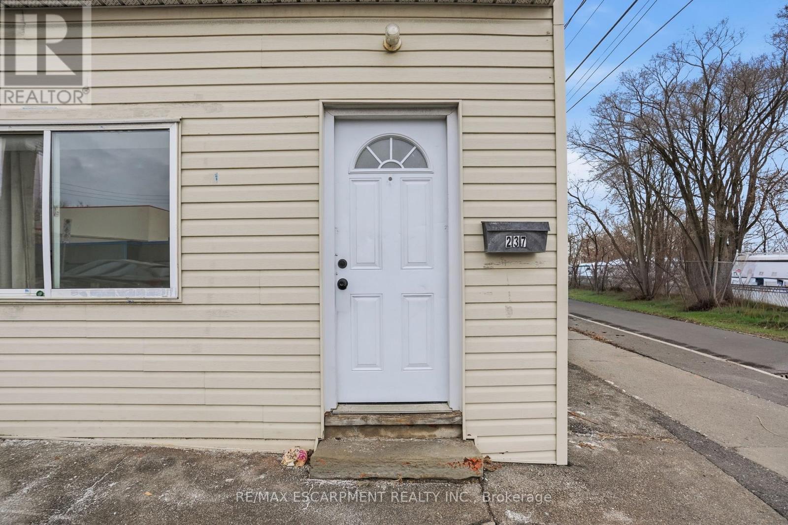 Bachelor - 237 Queen Street N, Hamilton (Strathcona), Ontario  L8R 2W2 - Photo 6 - X12854324