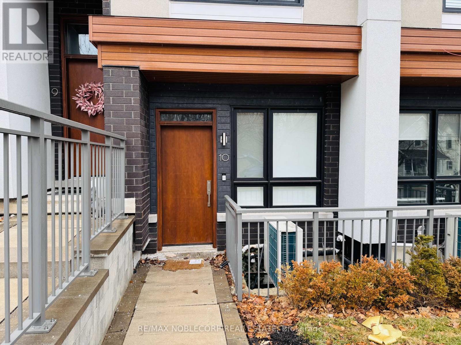 10 - 39 Robinson Street N, Grimsby (Grimsby East), Ontario  L3M 3C8 - Photo 3 - X12854390