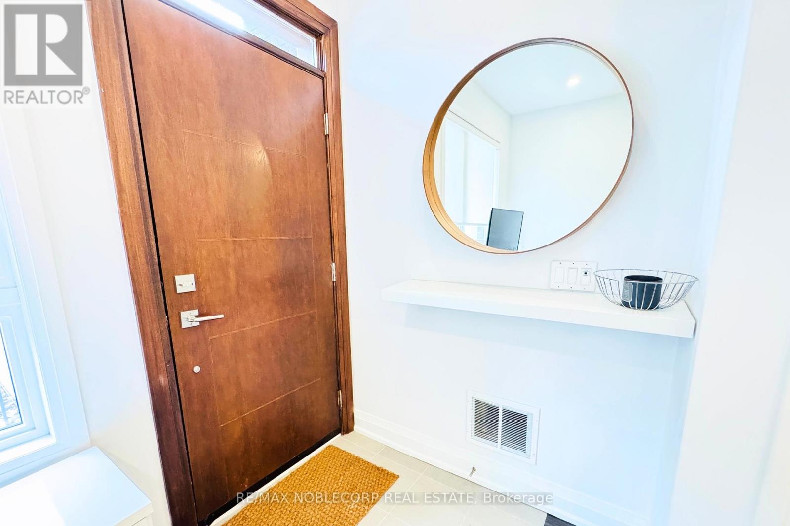 10 - 39 Robinson Street N, Grimsby (Grimsby East), Ontario  L3M 3C8 - Photo 5 - X12854390