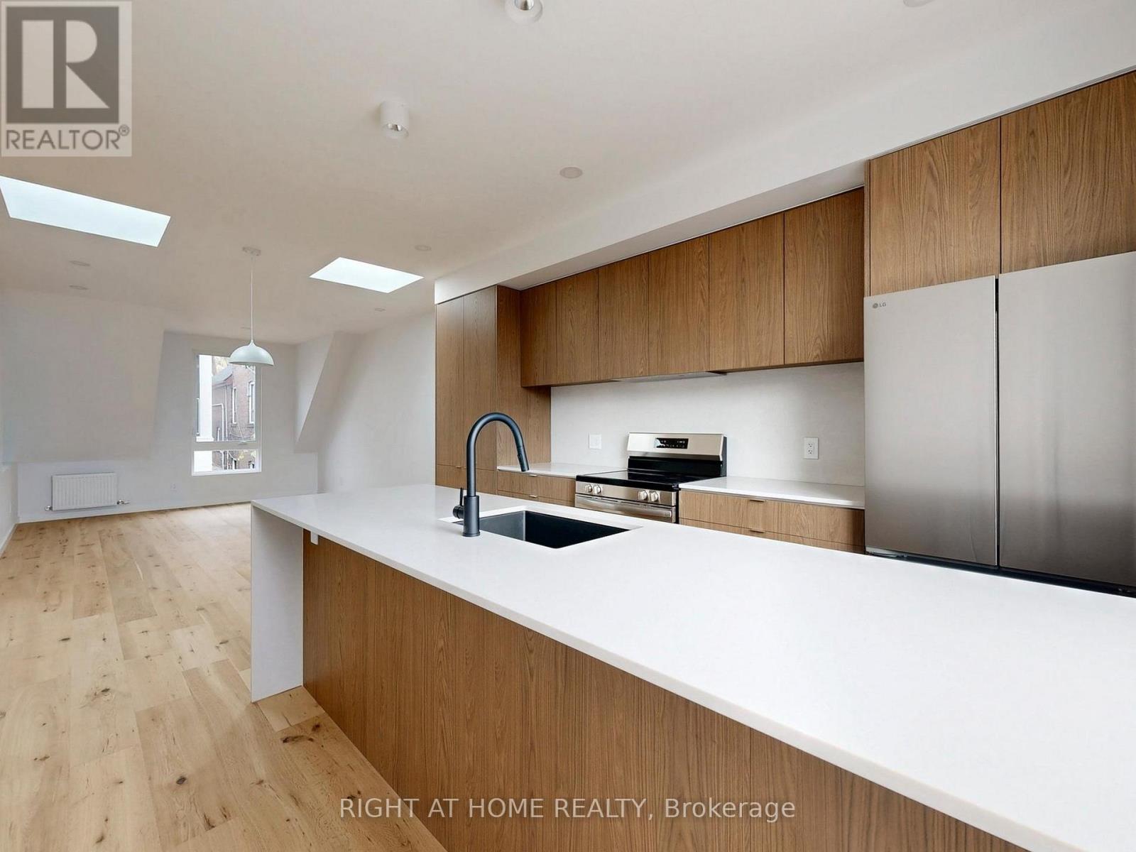 LANEWAY - 1137 DOVERCOURT ROAD, Toronto, Ontario