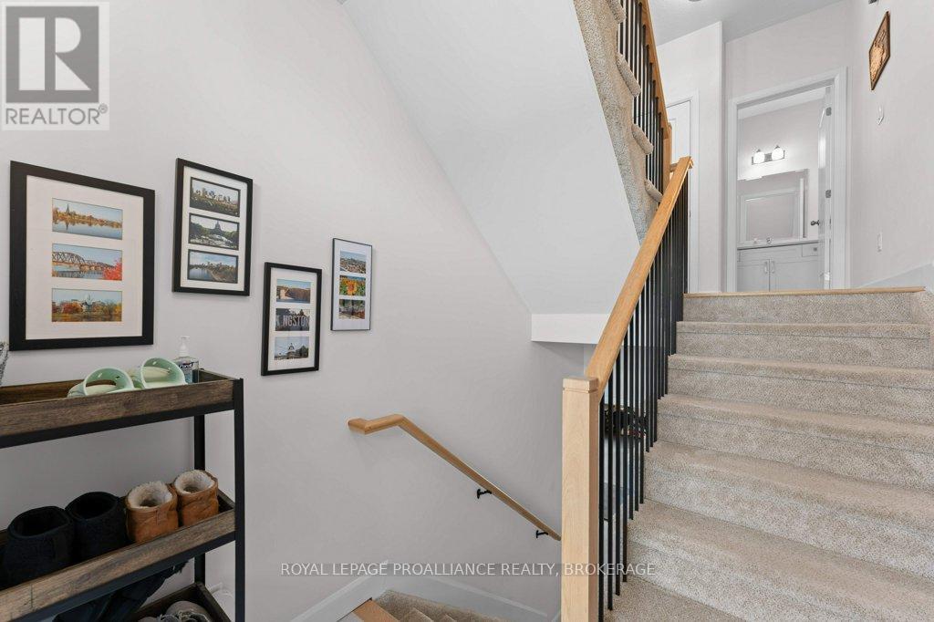 139 Superior Drive, Loyalist, Ontario  K7N 0E5 - Photo 5 - X12854658