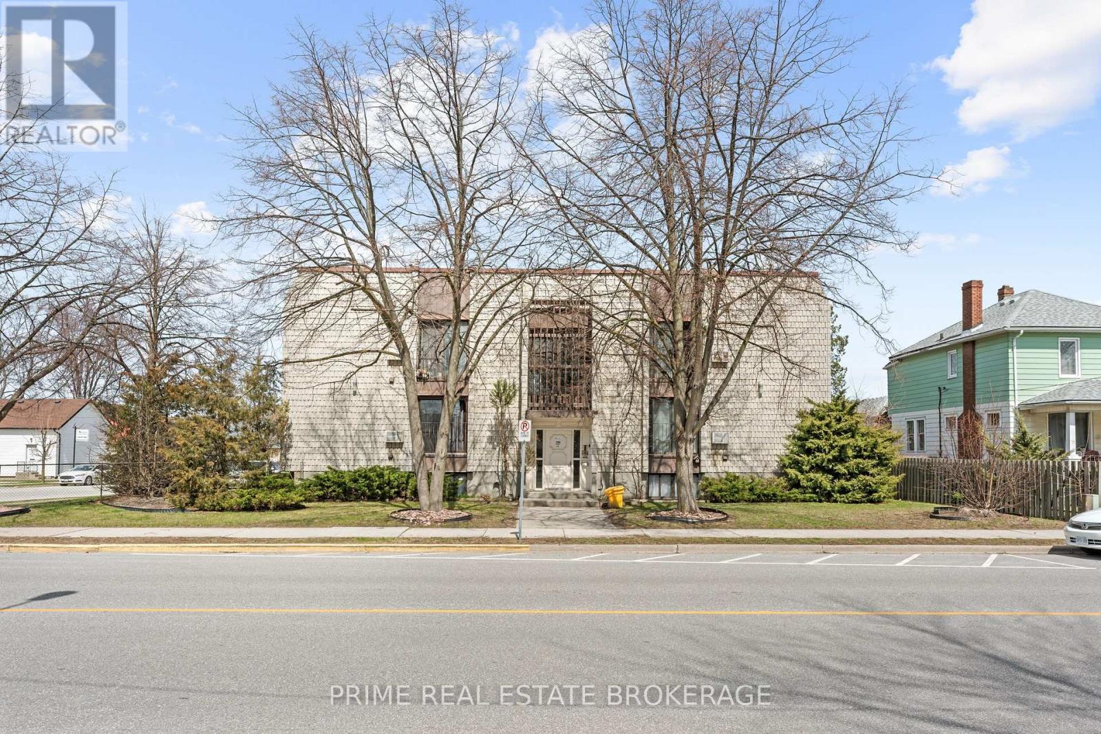 204 Michigan Avenue, Point Edward, Ontario  N7V 1E8 - Photo 2 - X12854496