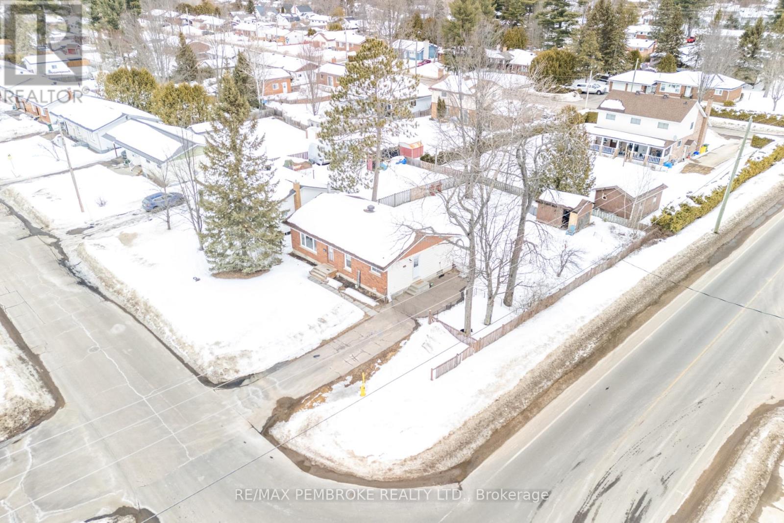 114 Hemlock Street, Petawawa, Ontario  K8H 3C2 - Photo 2 - X12854796