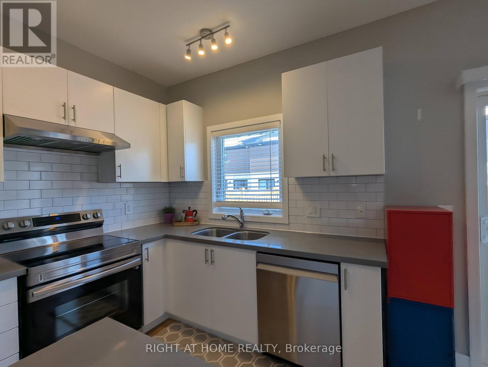 22 Westwood Avenue, Barrie (Painswick South), Ontario  L9J 0M6 - Photo 10 - S12854696