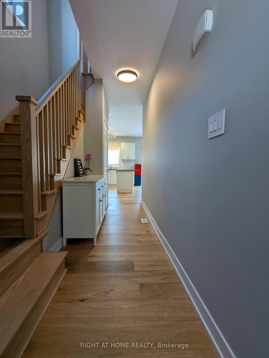 22 Westwood Avenue, Barrie (Painswick South), Ontario  L9J 0M6 - Photo 4 - S12854696