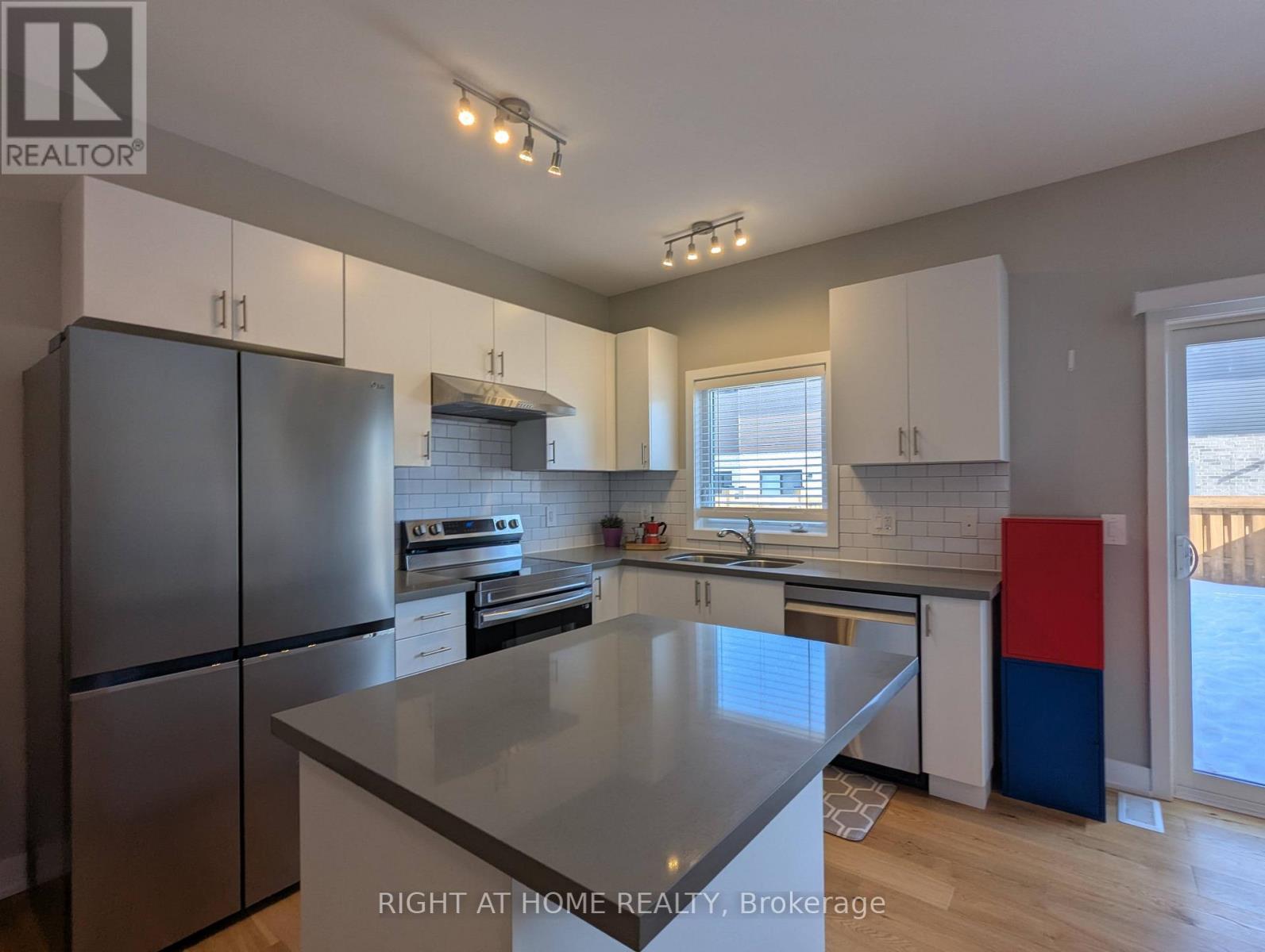 22 Westwood Avenue, Barrie (Painswick South), Ontario  L9J 0M6 - Photo 9 - S12854696