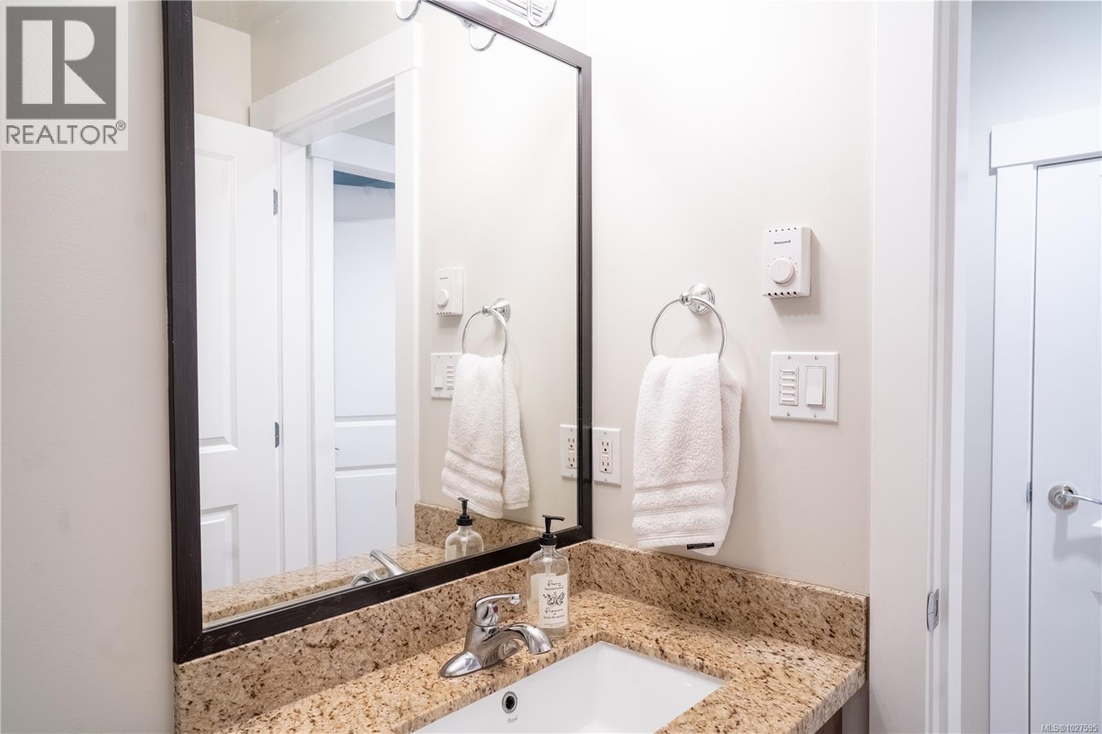 1 2918 Shelbourne St, Victoria, British Columbia  V8R 4M6 - Photo 10 - 1027595