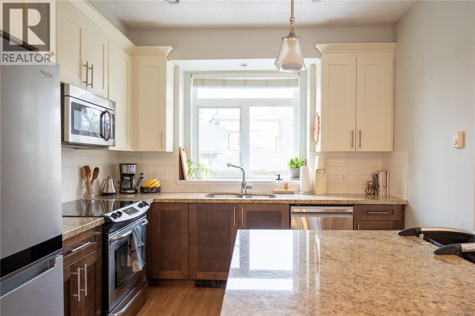 1 2918 Shelbourne St, Victoria, British Columbia  V8R 4M6 - Photo 13 - 1027595