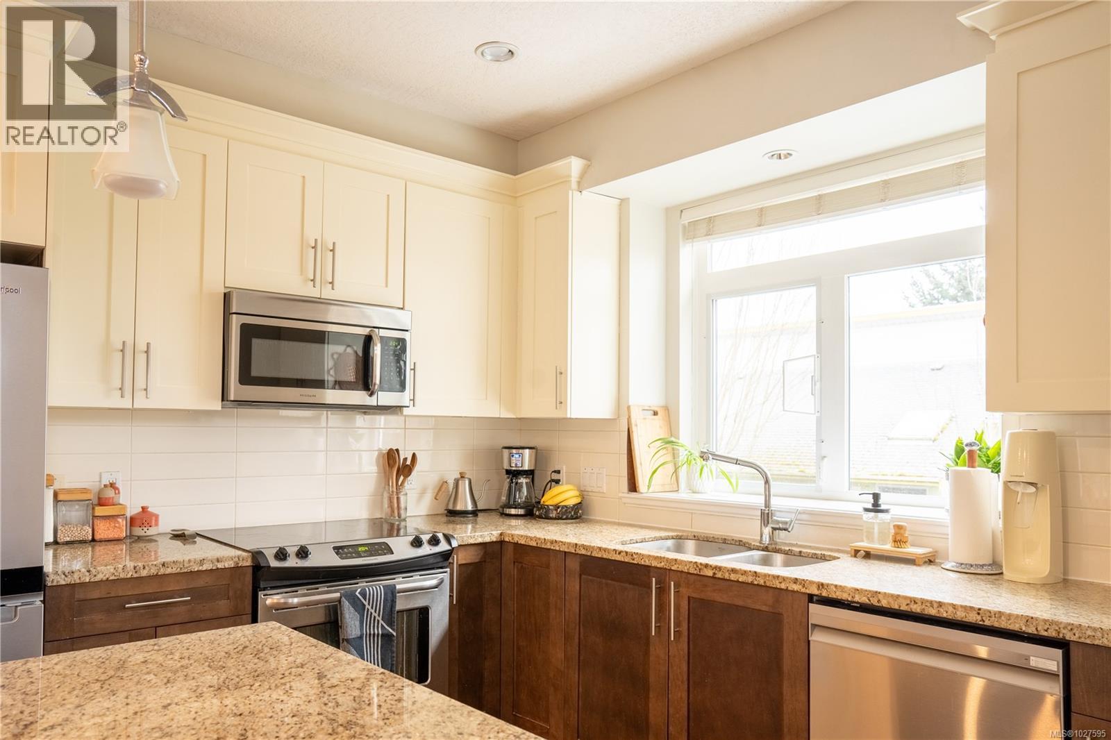 1 2918 Shelbourne St, Victoria, British Columbia  V8R 4M6 - Photo 15 - 1027595