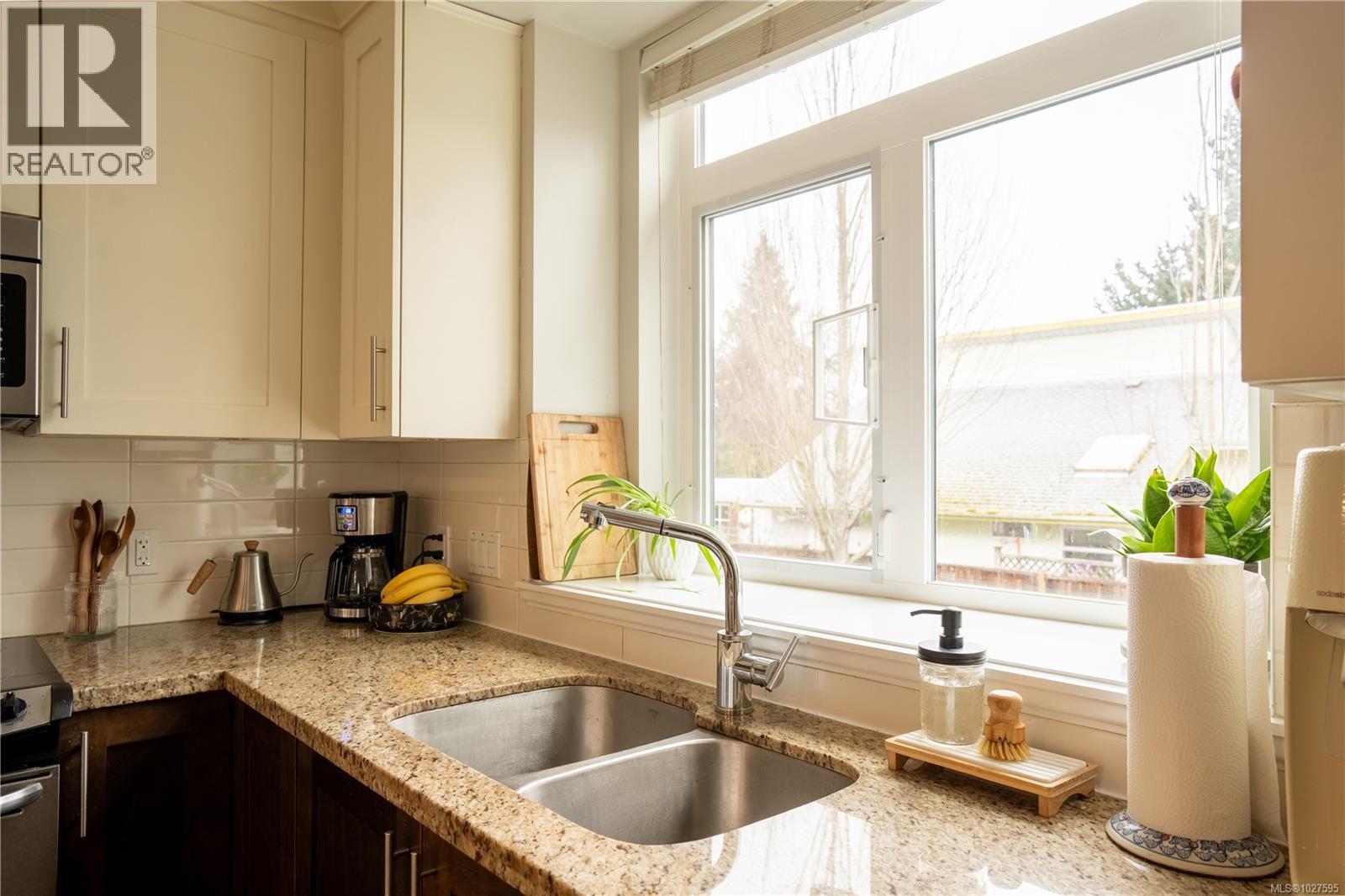 1 2918 Shelbourne St, Victoria, British Columbia  V8R 4M6 - Photo 16 - 1027595