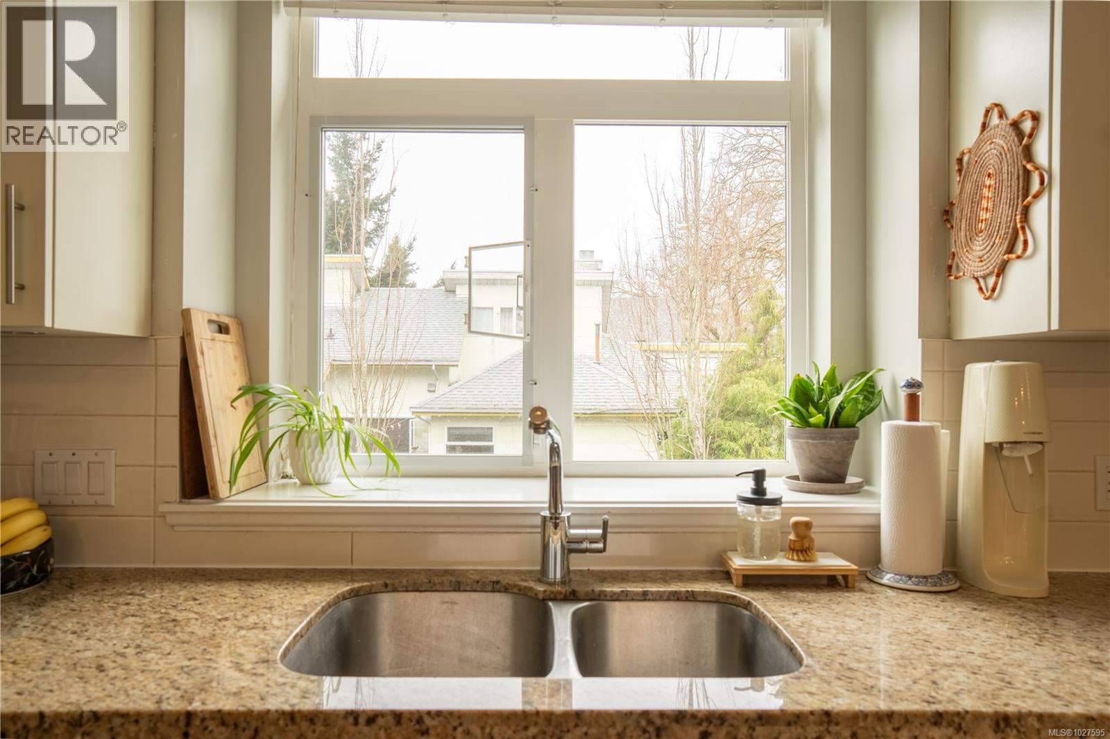 1 2918 Shelbourne St, Victoria, British Columbia  V8R 4M6 - Photo 54 - 1027595