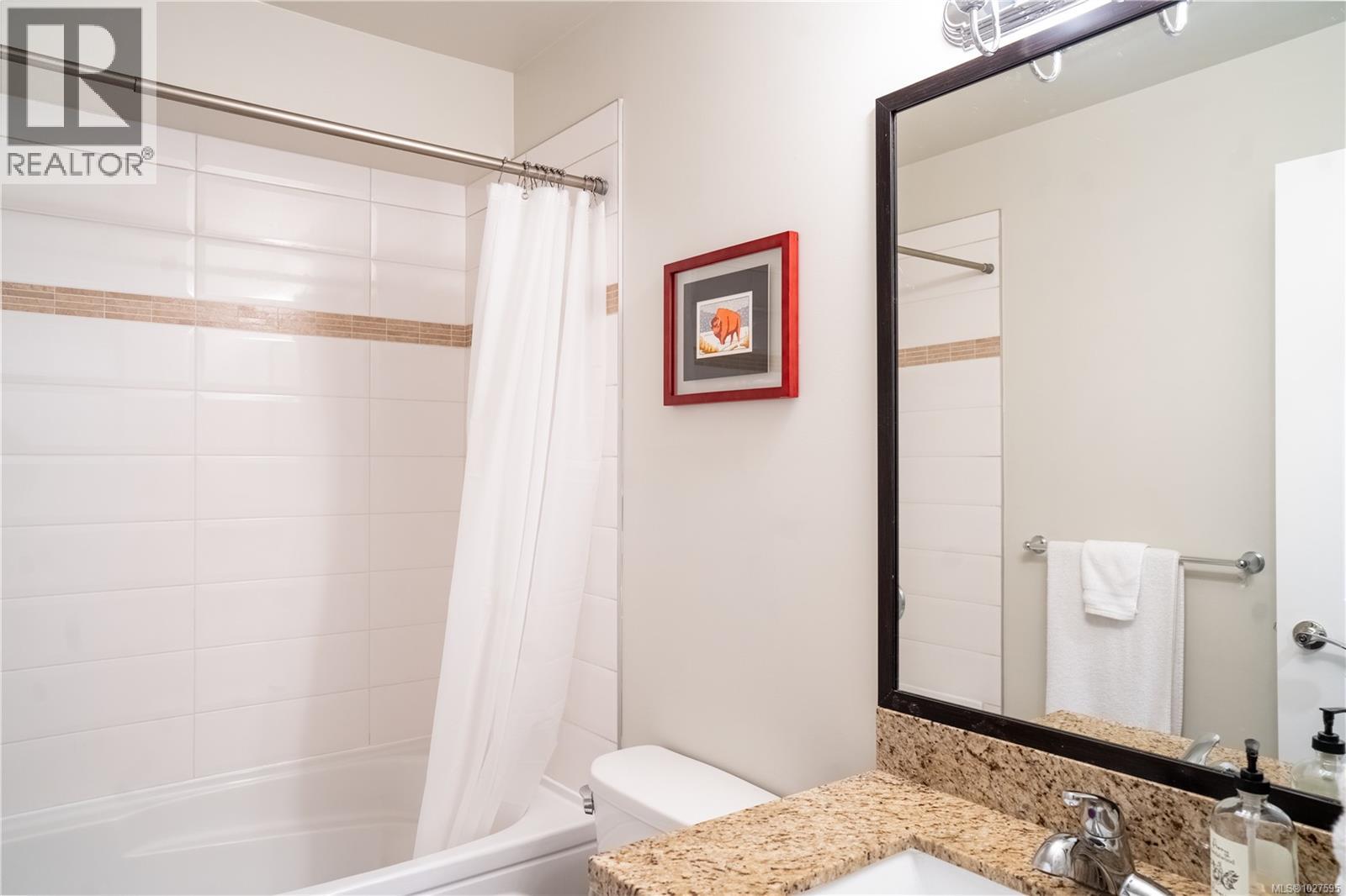 1 2918 Shelbourne St, Victoria, British Columbia  V8R 4M6 - Photo 8 - 1027595