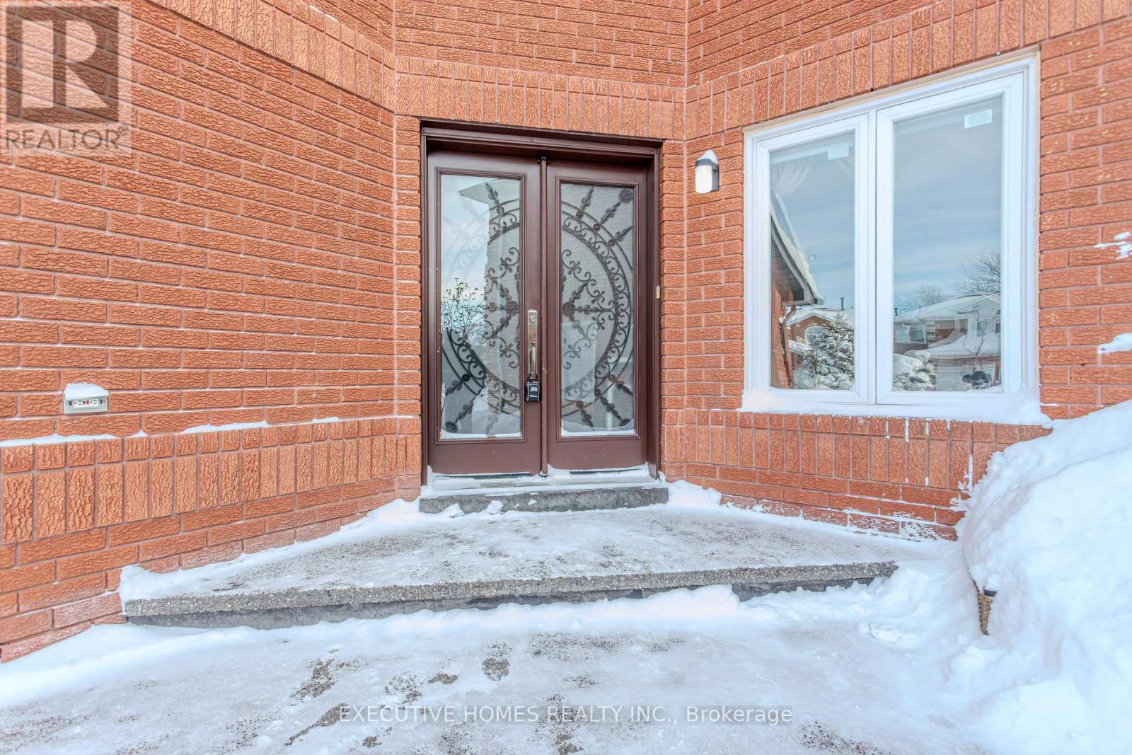 1192 Dream Crest Road, Mississauga, Ontario  L5V 1N7 - Photo 3 - W12854514