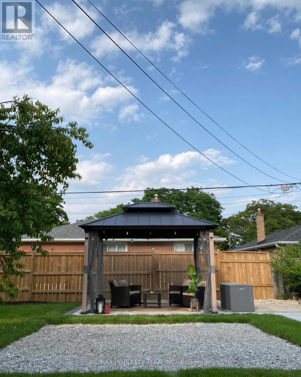 5 Breadner Drive, Toronto, Ontario  M9R 3M3 - Photo 13 - W12854586