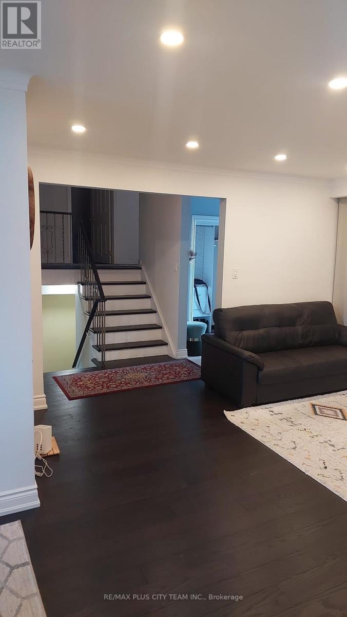 5 Breadner Drive, Toronto, Ontario  M9R 3M3 - Photo 4 - W12854586